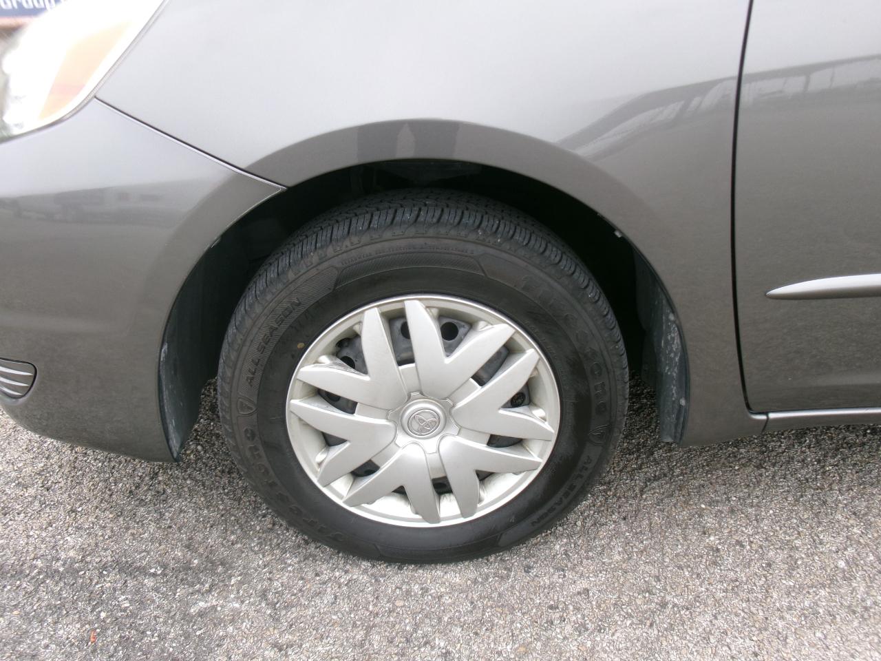 Toyota Sienna LE - 7 Passenger 2004