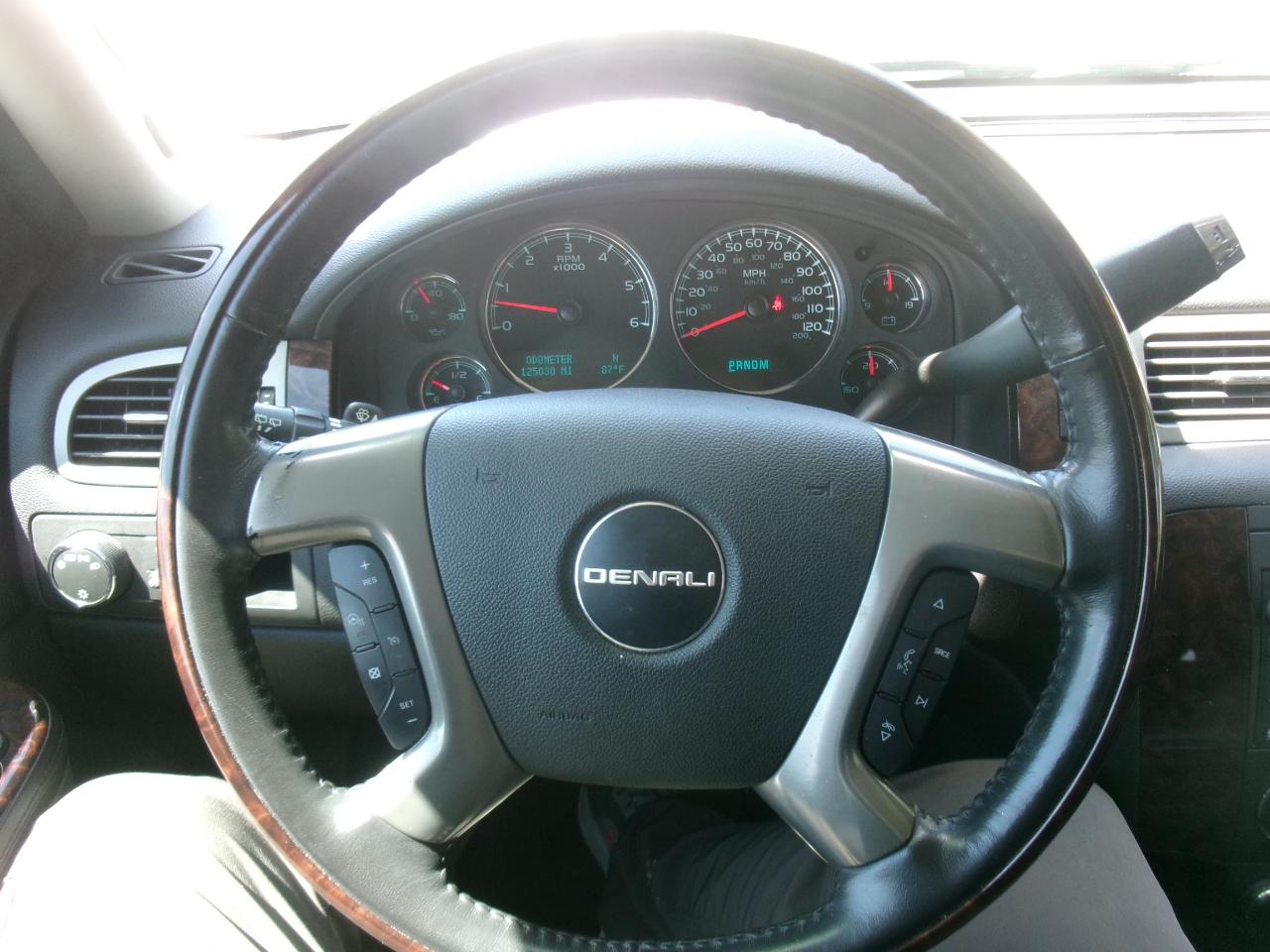 GMC Yukon Denali XL AWD 2010