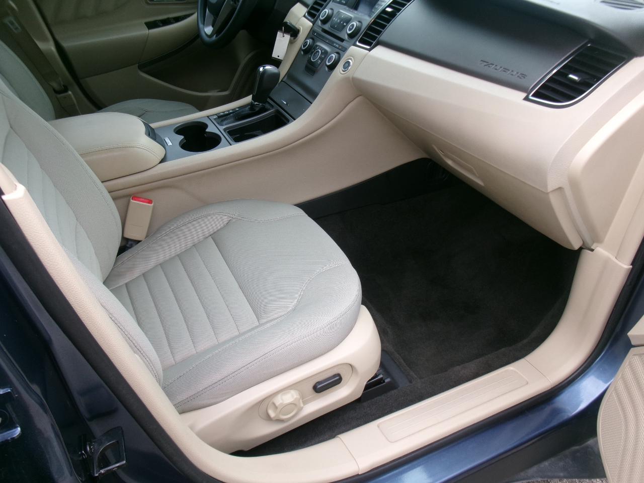 Ford Taurus SE FWD 2018