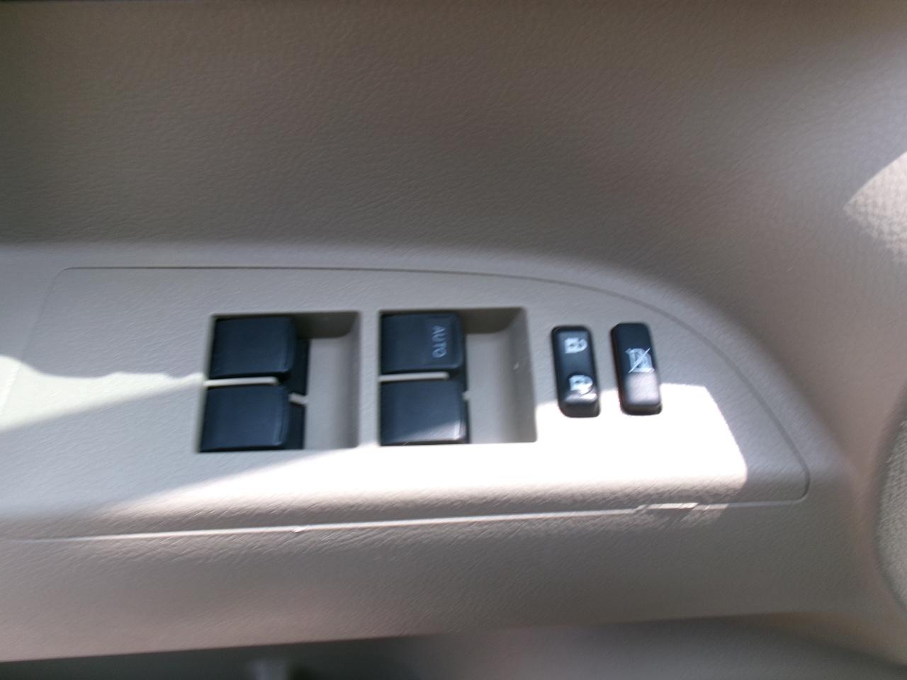 Toyota Highlander Base 4WD 2011