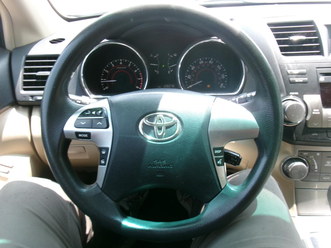 Toyota Highlander Base 4WD 2011