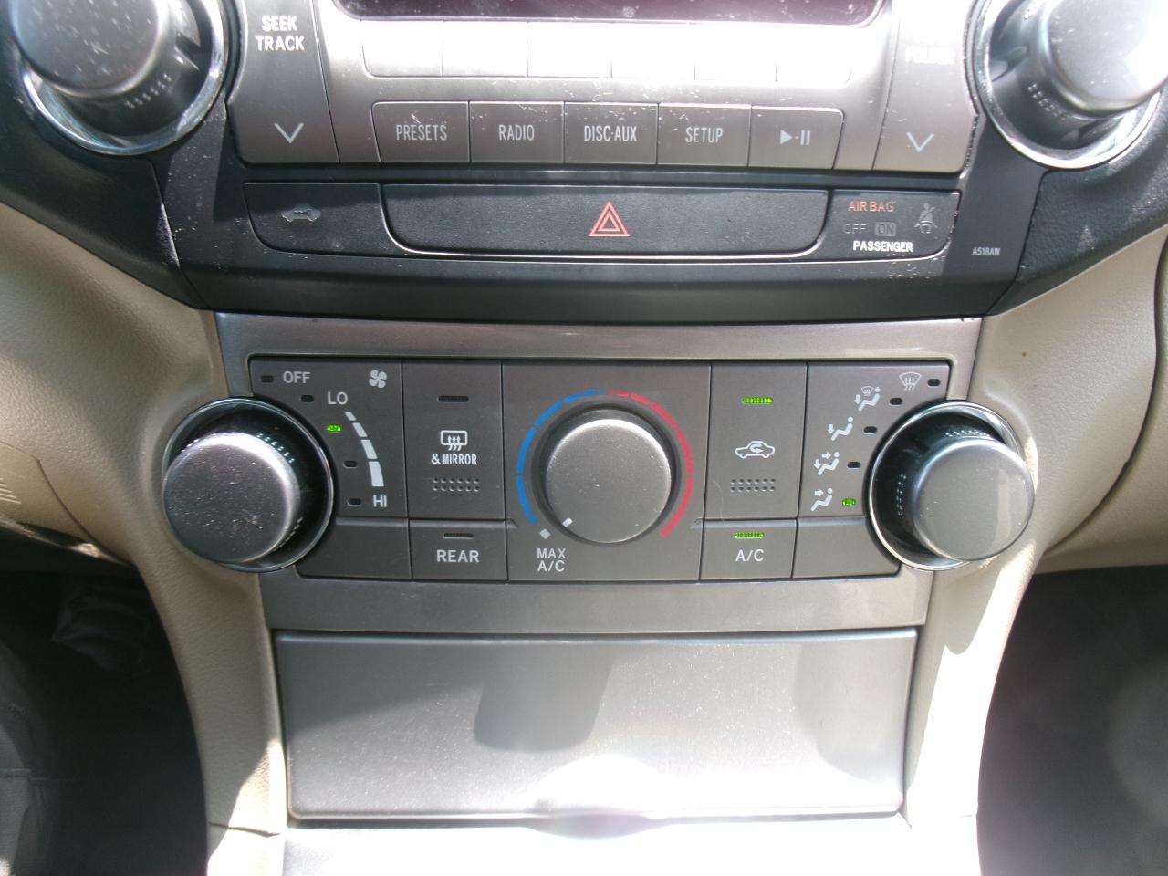 Toyota Highlander Base 4WD 2011