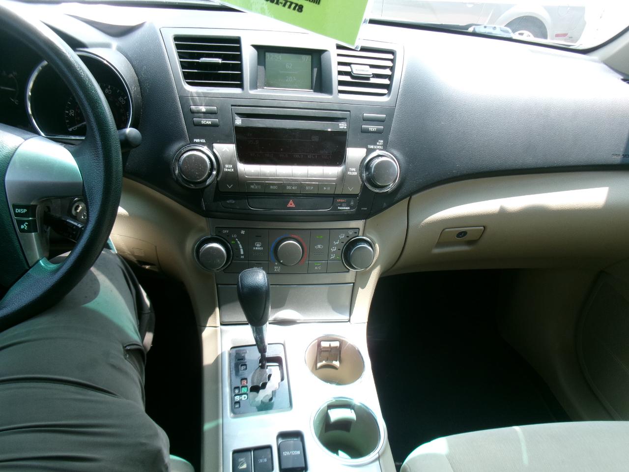 Toyota Highlander Base 4WD 2011