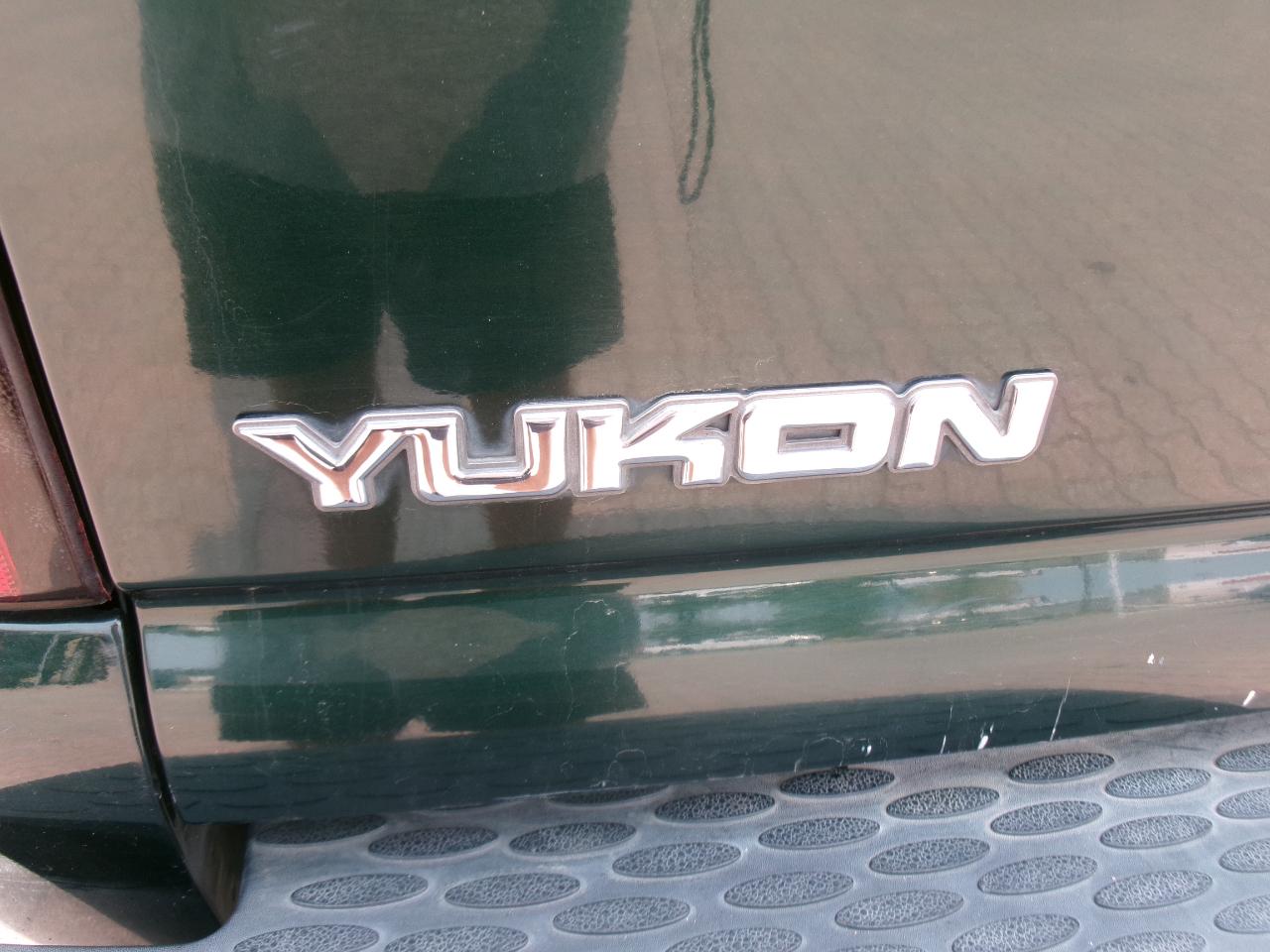 GMC Yukon Denali Base 2004