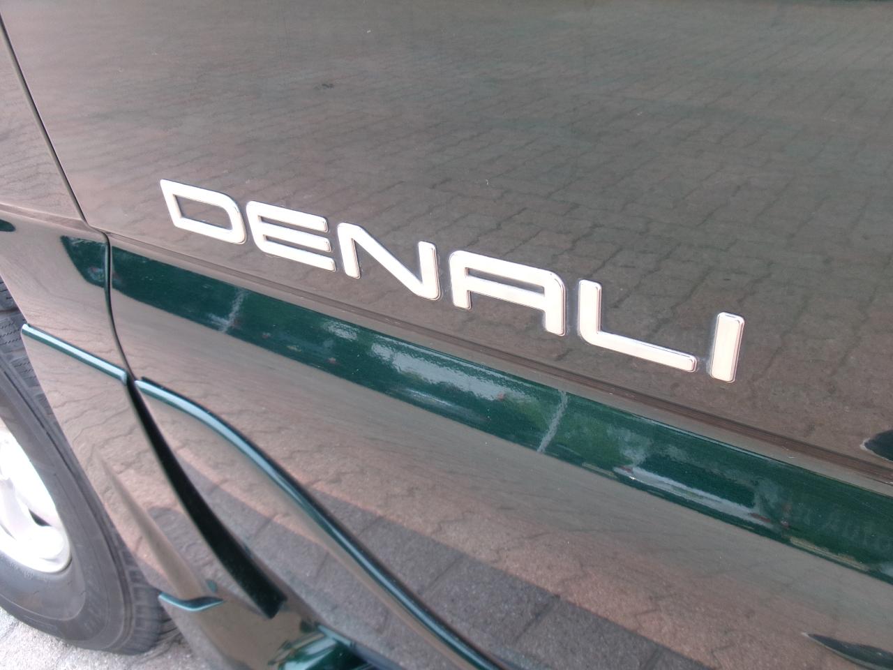 GMC Yukon Denali Base 2004