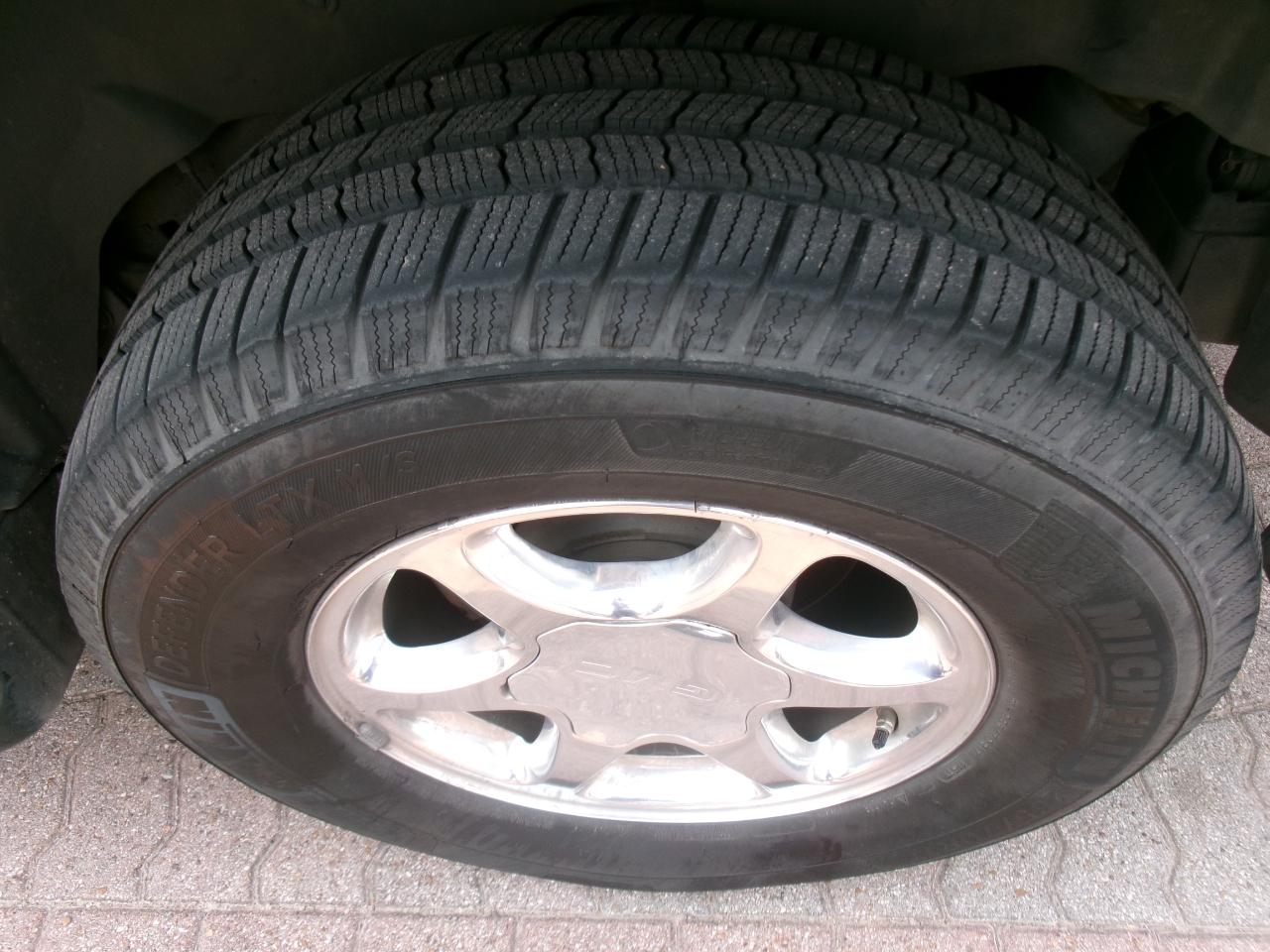 GMC Yukon Denali Base 2004