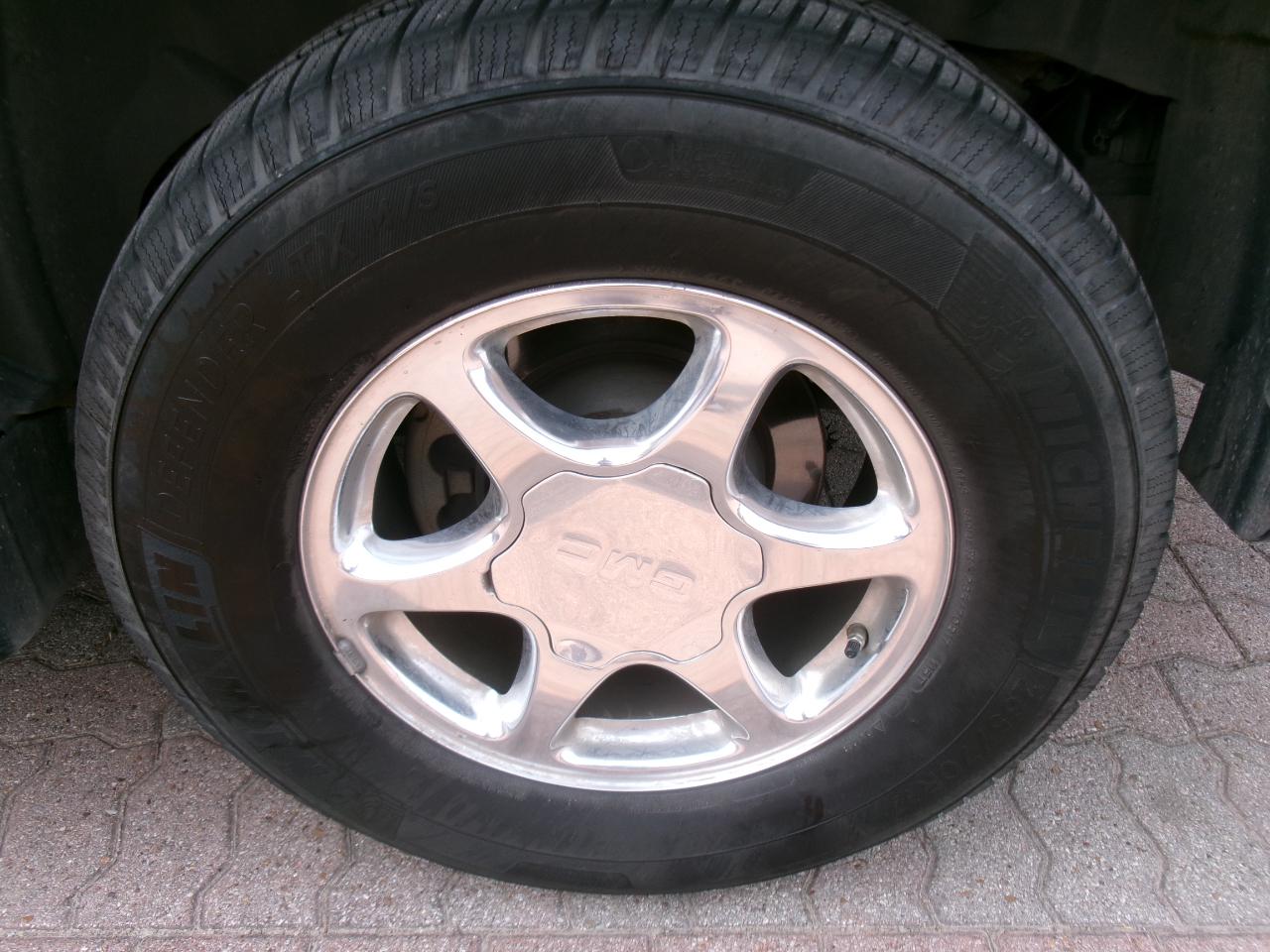 GMC Yukon Denali Base 2004