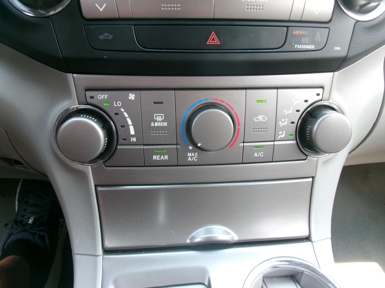 Toyota Highlander Base 2WD I4 2010