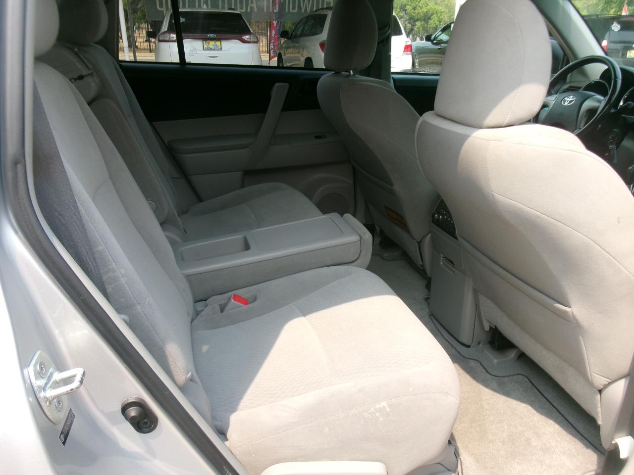 Toyota Highlander Base 2WD I4 2010