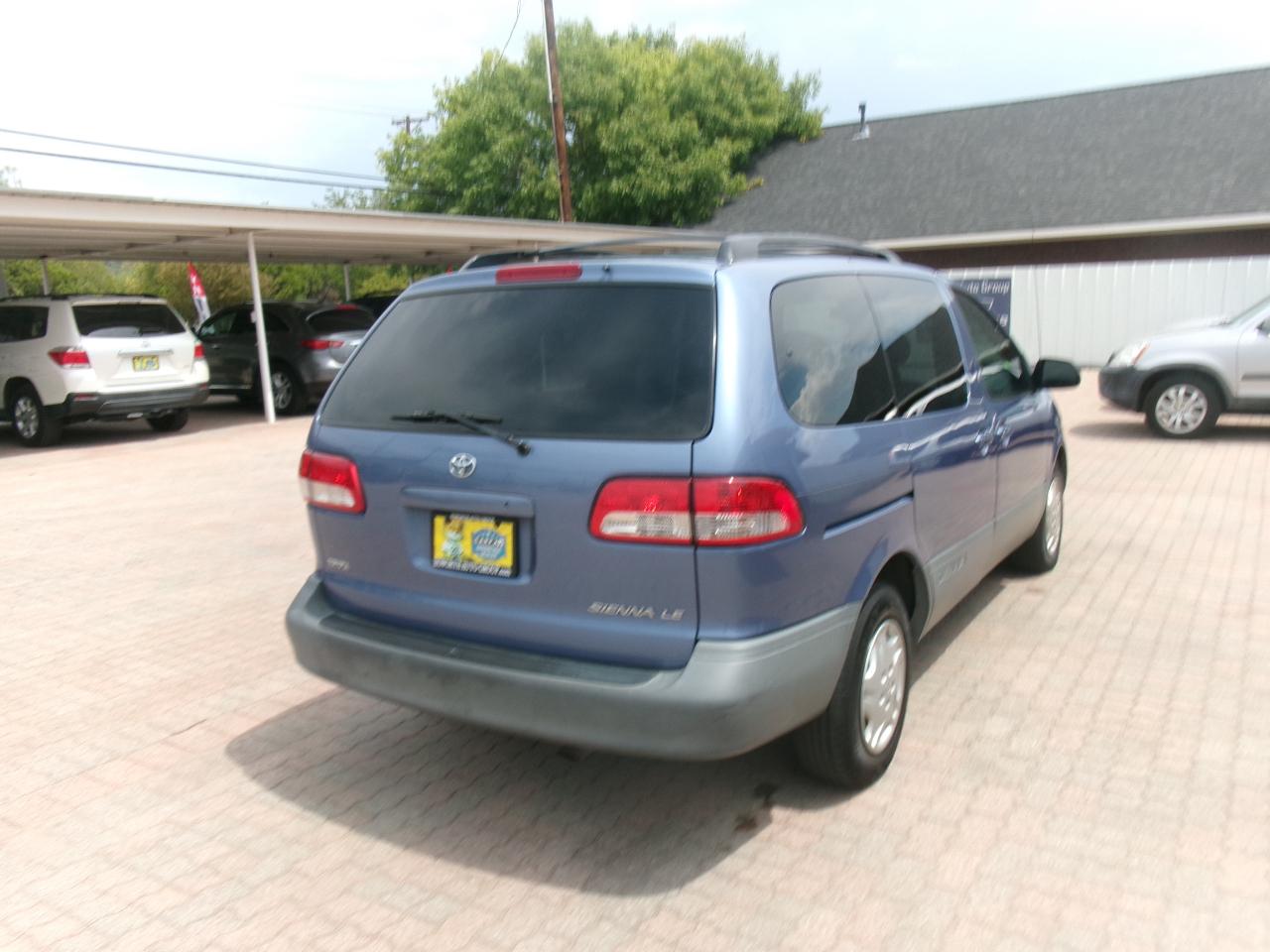 Toyota Sienna LE 2003