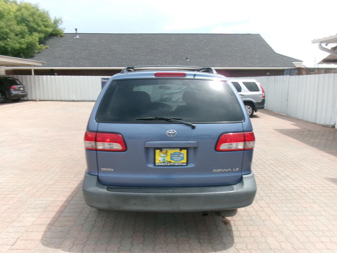 Toyota Sienna LE 2003