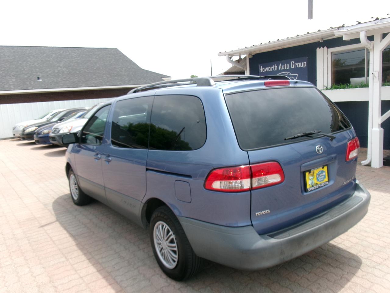 Toyota Sienna LE 2003