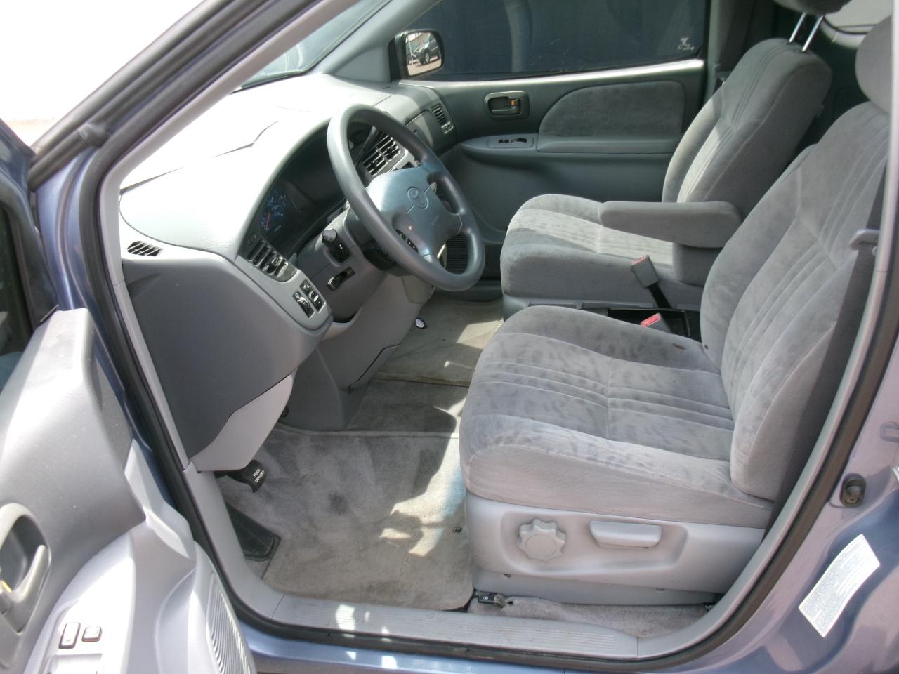Toyota Sienna LE 2003