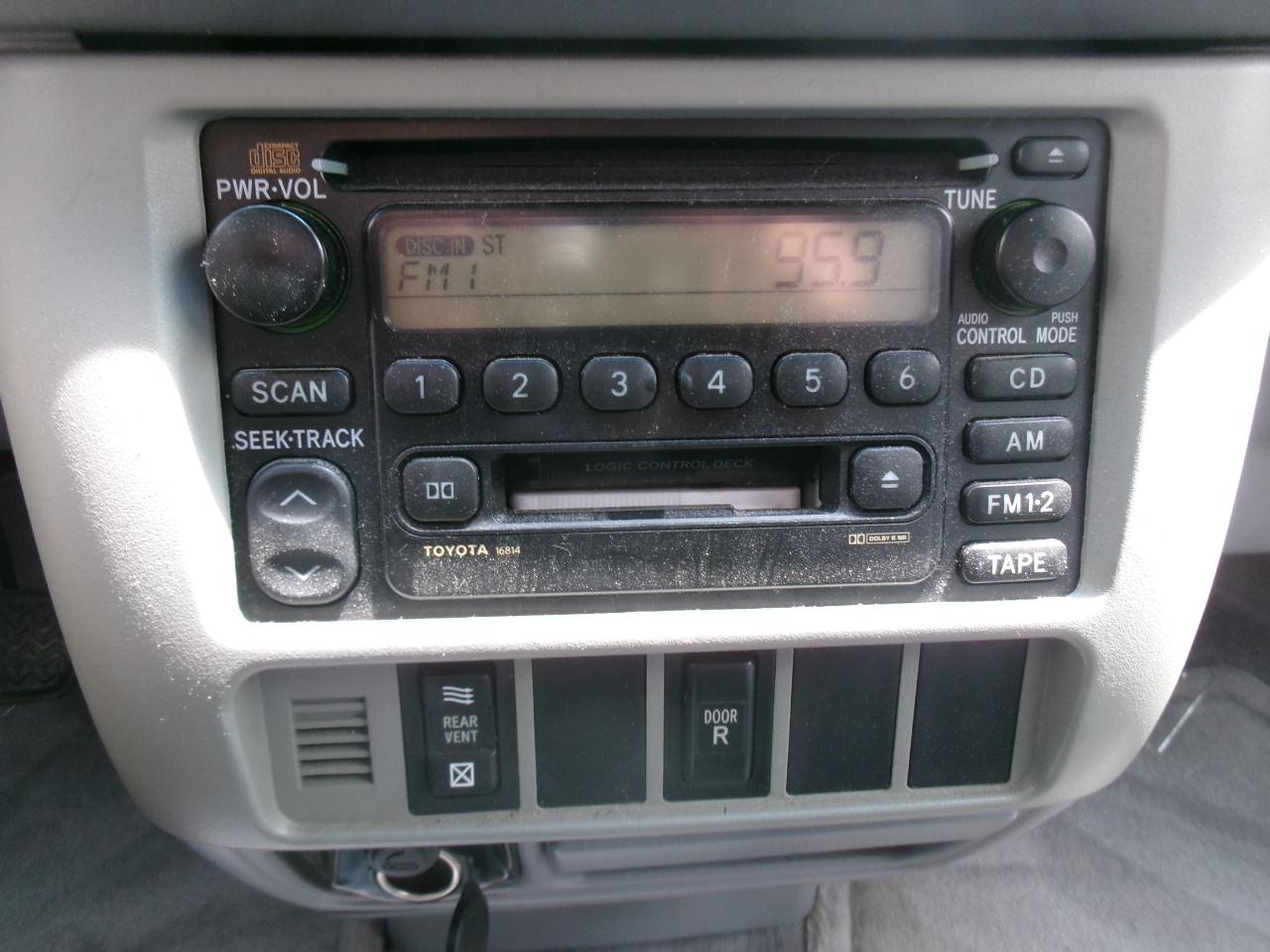 Toyota Sienna LE 2003