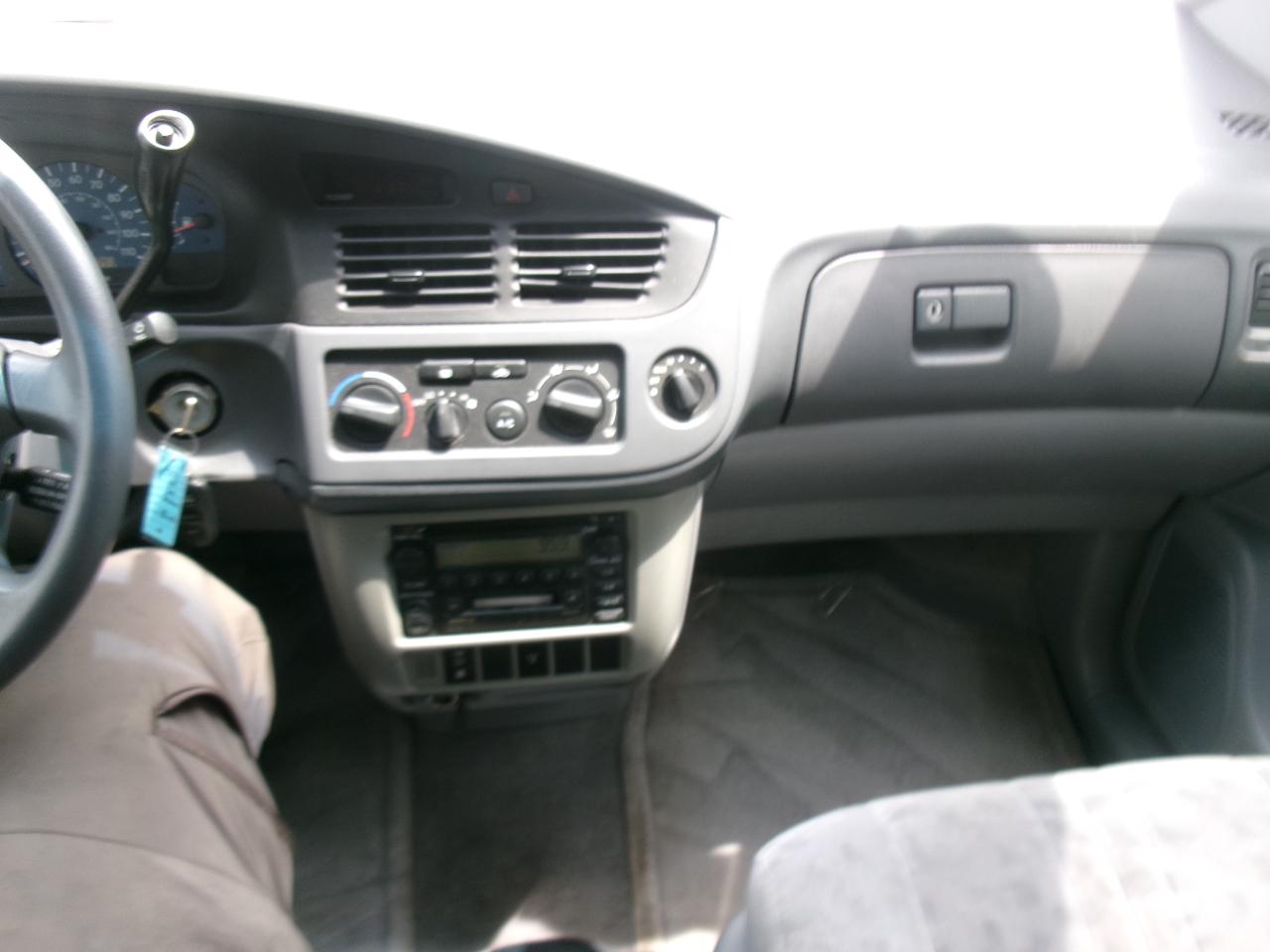 Toyota Sienna LE 2003