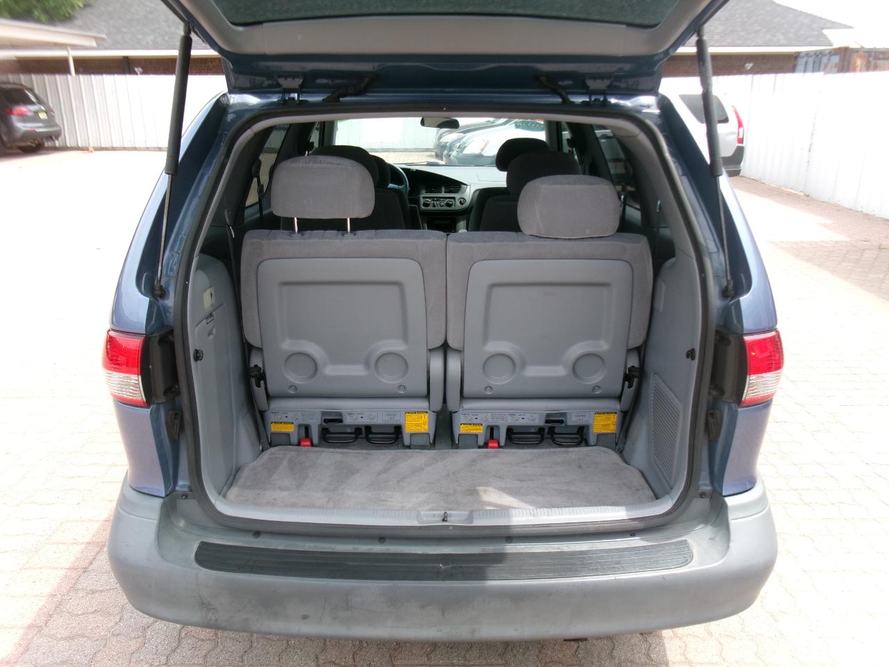 Toyota Sienna LE 2003