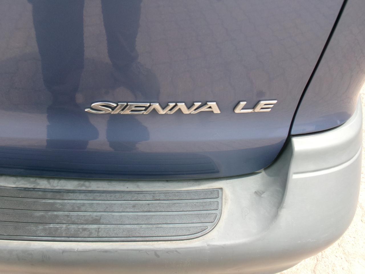 Toyota Sienna LE 2003