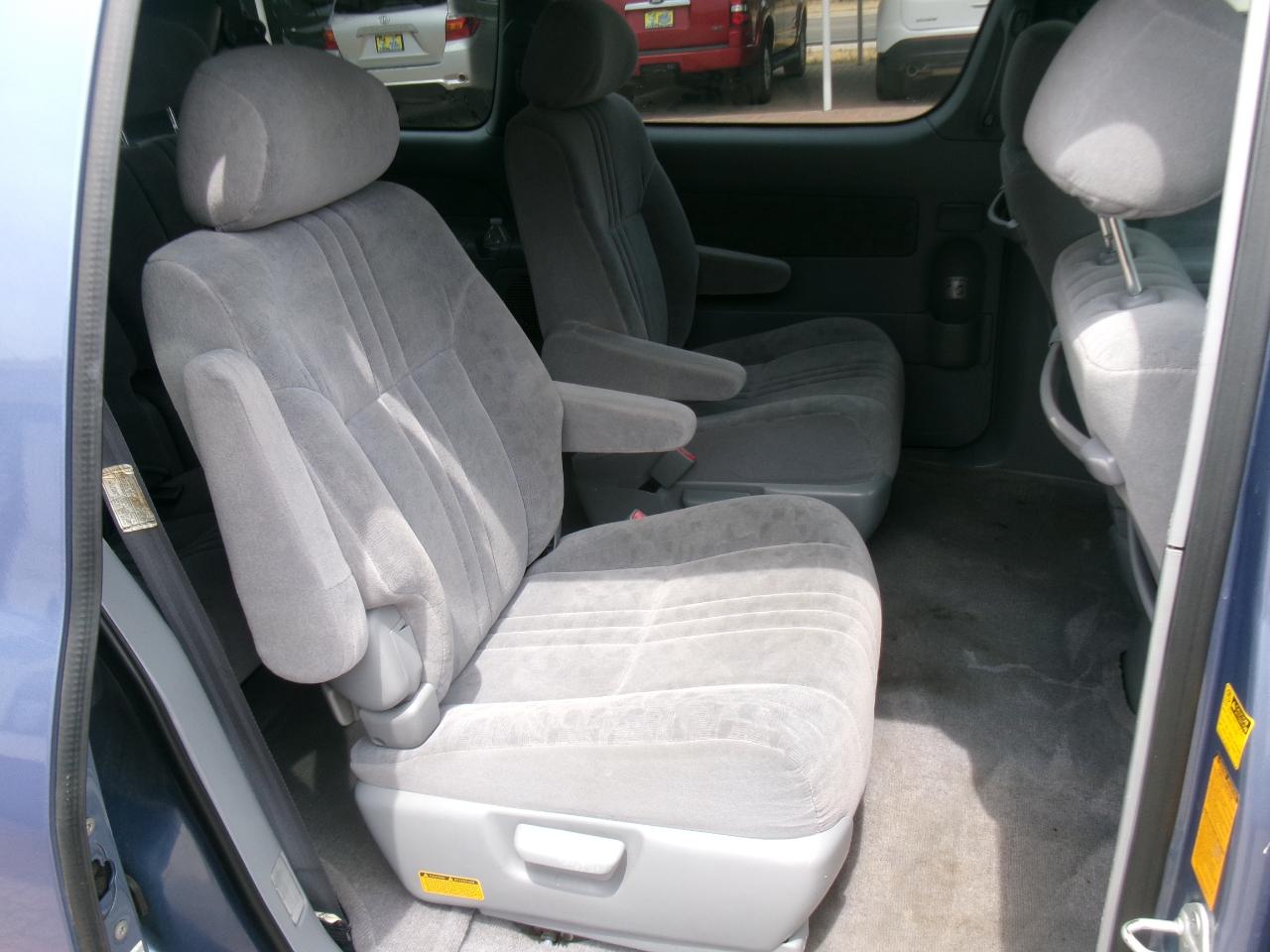 Toyota Sienna LE 2003