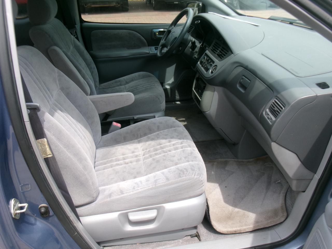 Toyota Sienna LE 2003