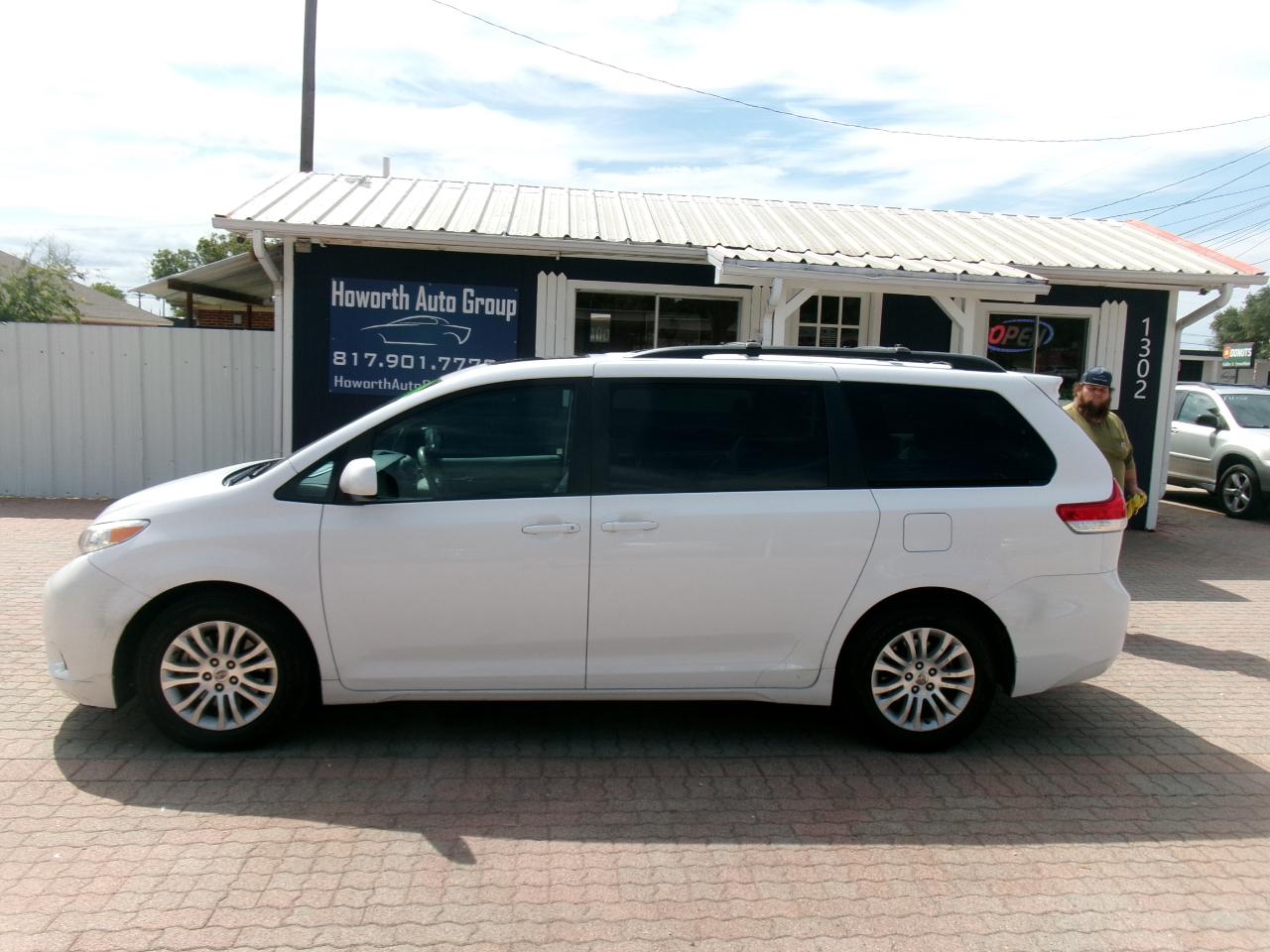 Toyota Sienna XLE 7-Passenger 2011