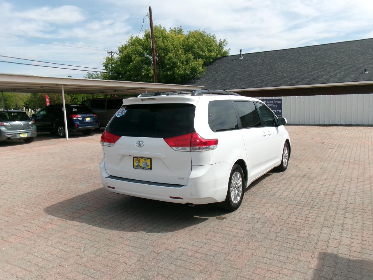 Toyota Sienna XLE 7-Passenger 2011