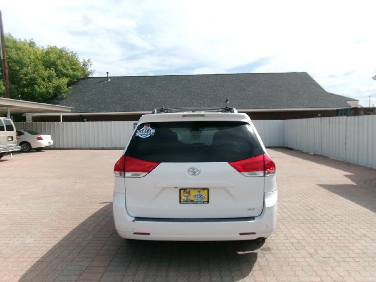 Toyota Sienna XLE 7-Passenger 2011