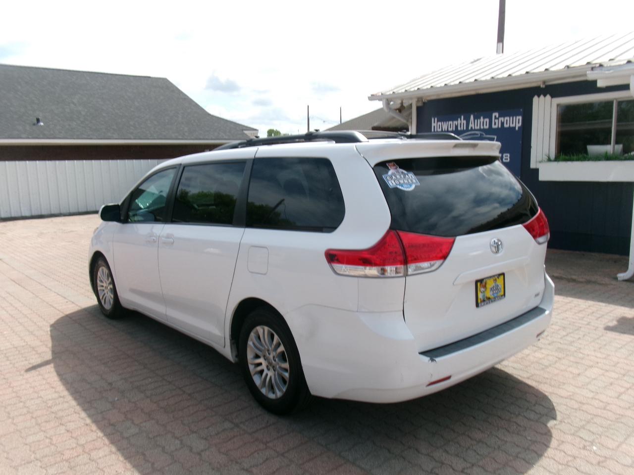 Toyota Sienna XLE 7-Passenger 2011