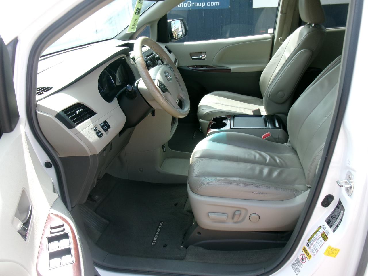 Toyota Sienna XLE 7-Passenger 2011