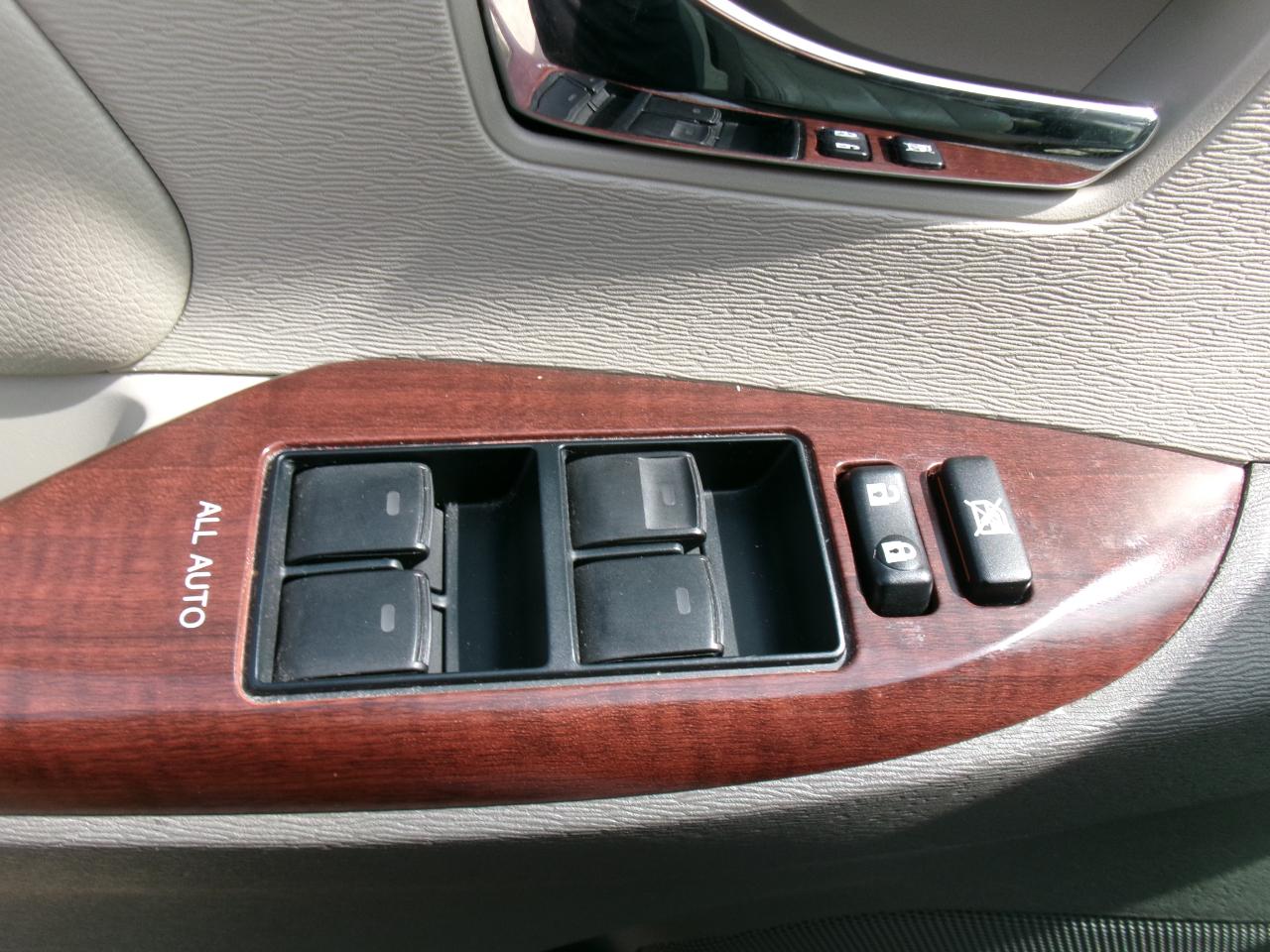 Toyota Sienna XLE 7-Passenger 2011