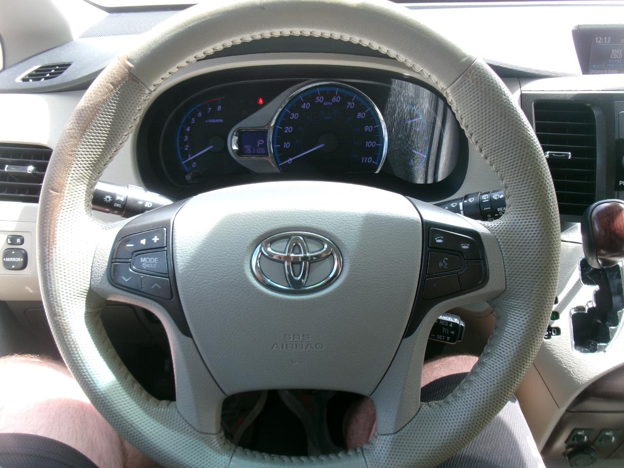 Toyota Sienna XLE 7-Passenger 2011