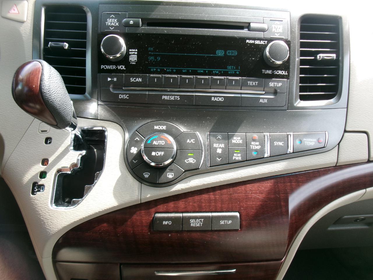 Toyota Sienna XLE 7-Passenger 2011