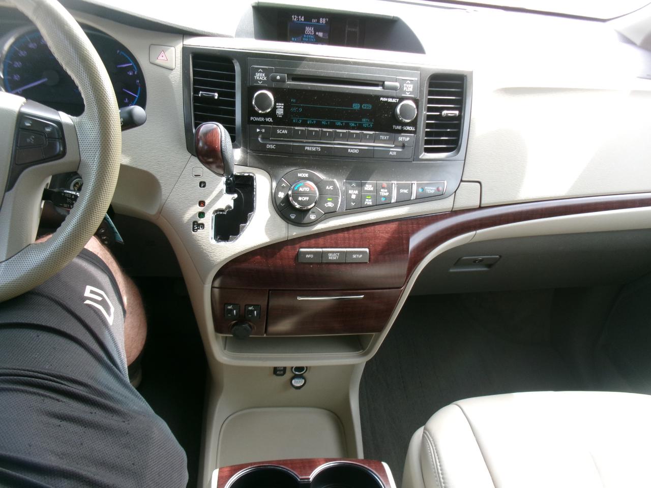 Toyota Sienna XLE 7-Passenger 2011