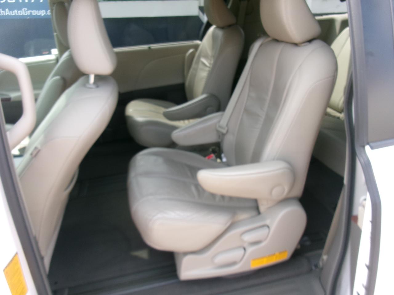 Toyota Sienna XLE 7-Passenger 2011