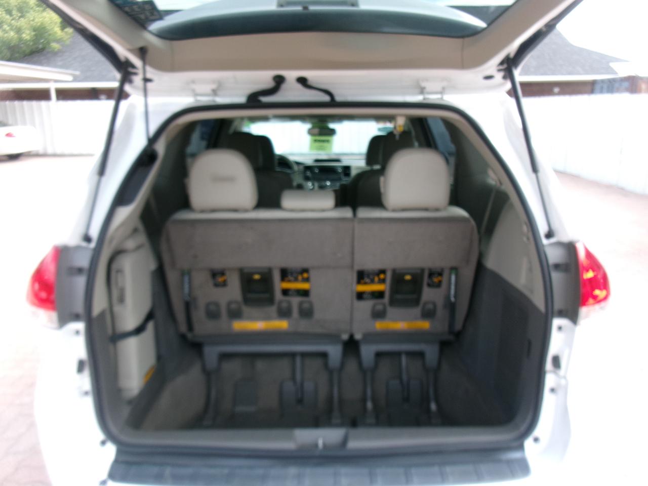 Toyota Sienna XLE 7-Passenger 2011