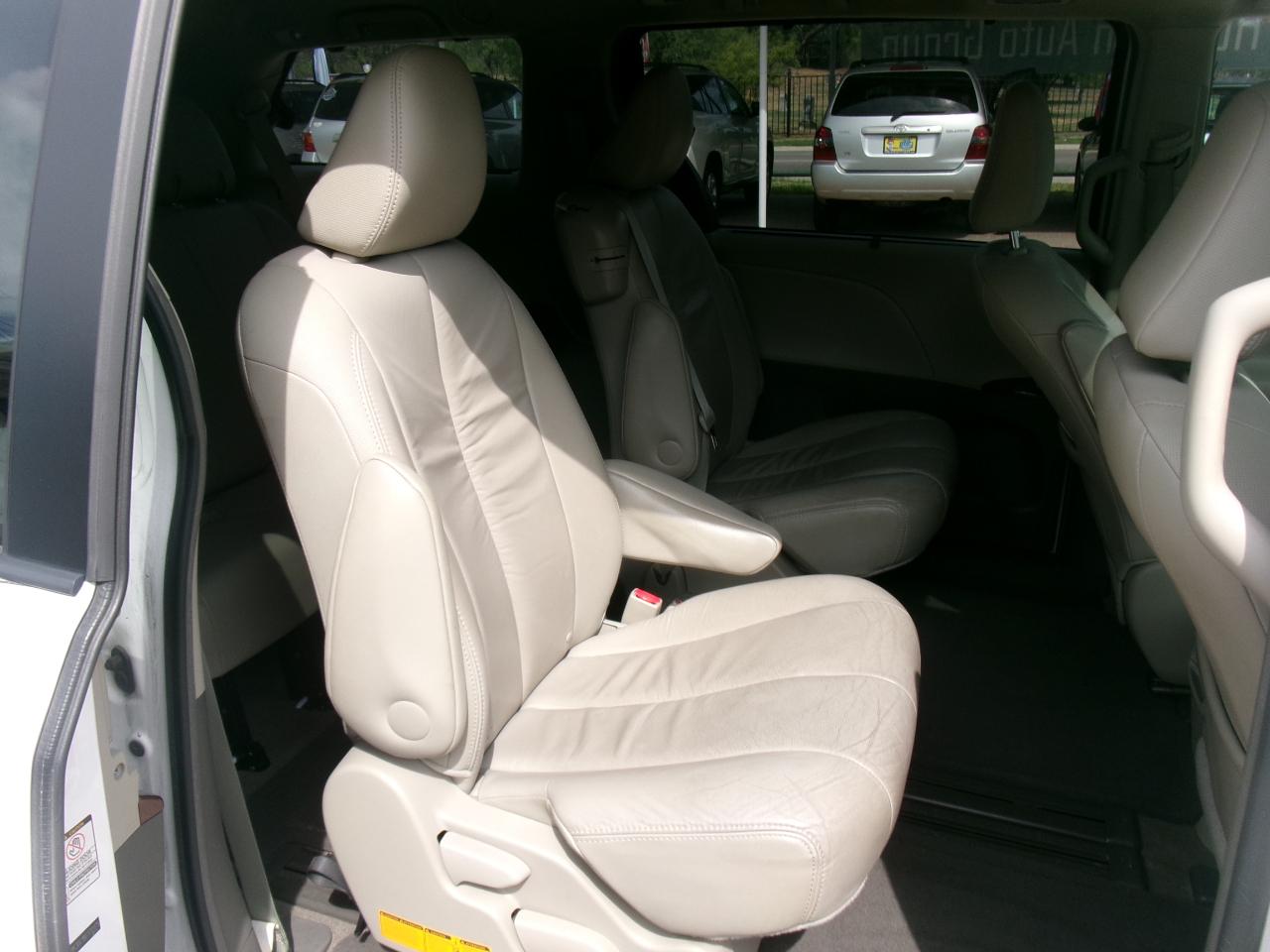 Toyota Sienna XLE 7-Passenger 2011
