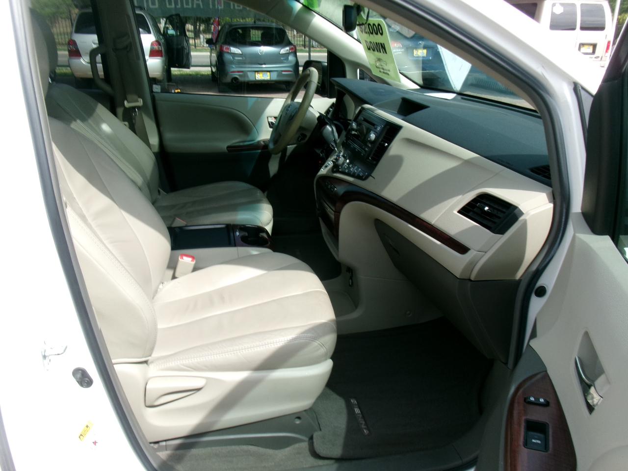 Toyota Sienna XLE 7-Passenger 2011