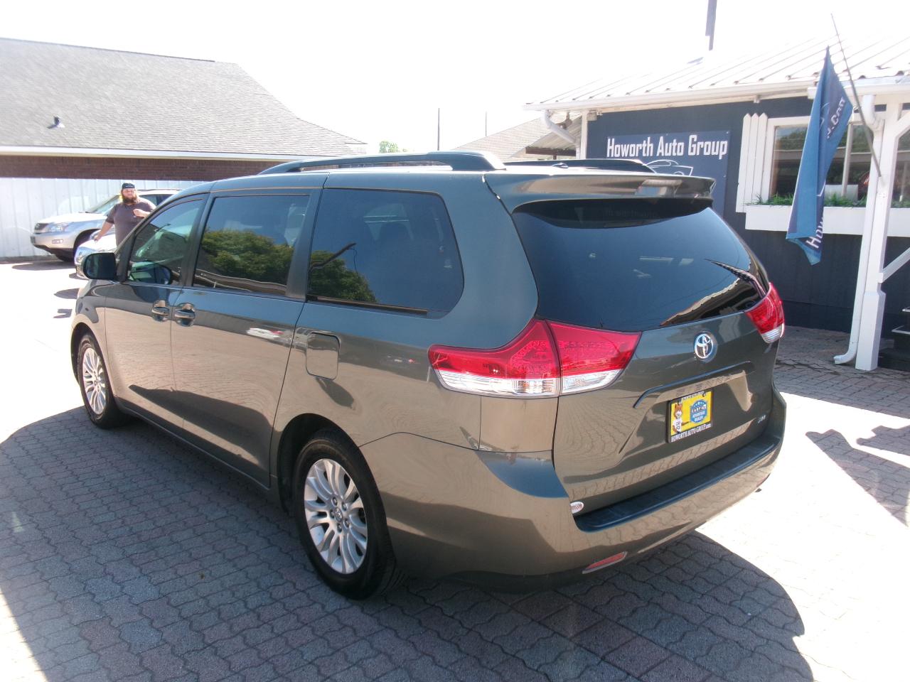 Toyota Sienna XLE FWD 8-Passenger V6 2012
