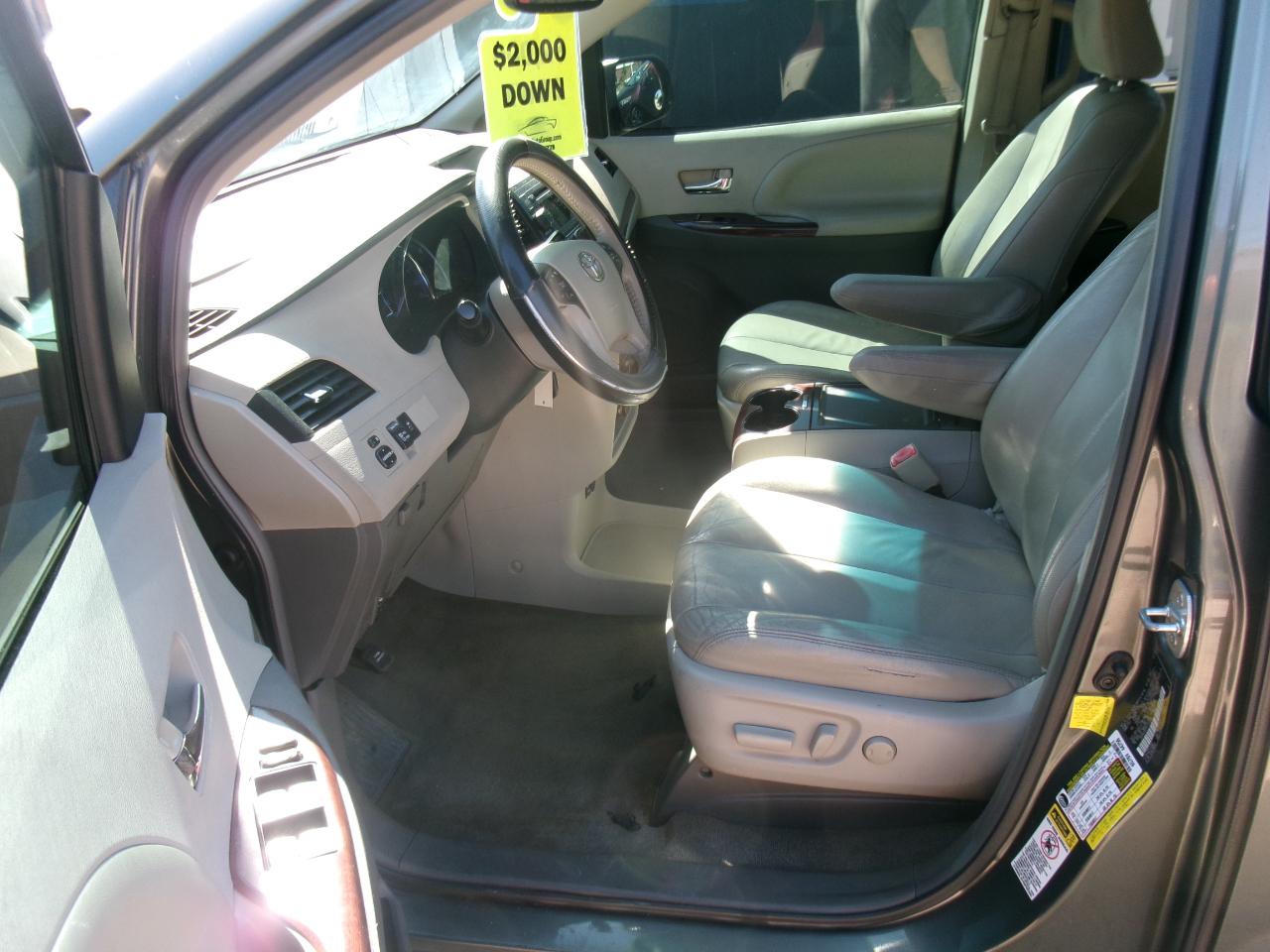 Toyota Sienna XLE FWD 8-Passenger V6 2012