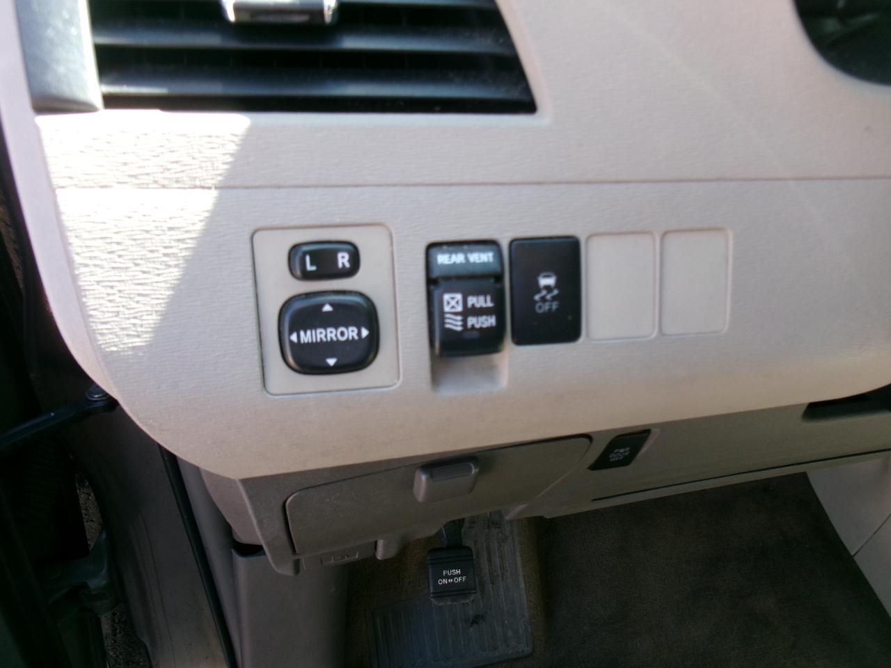 Toyota Sienna XLE FWD 8-Passenger V6 2012