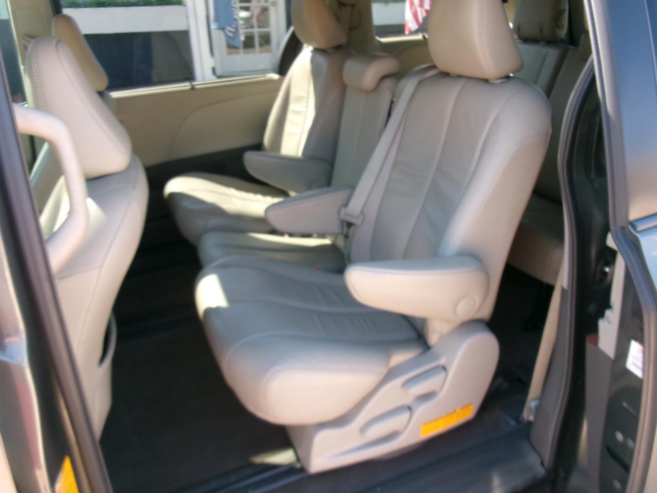 Toyota Sienna XLE FWD 8-Passenger V6 2012