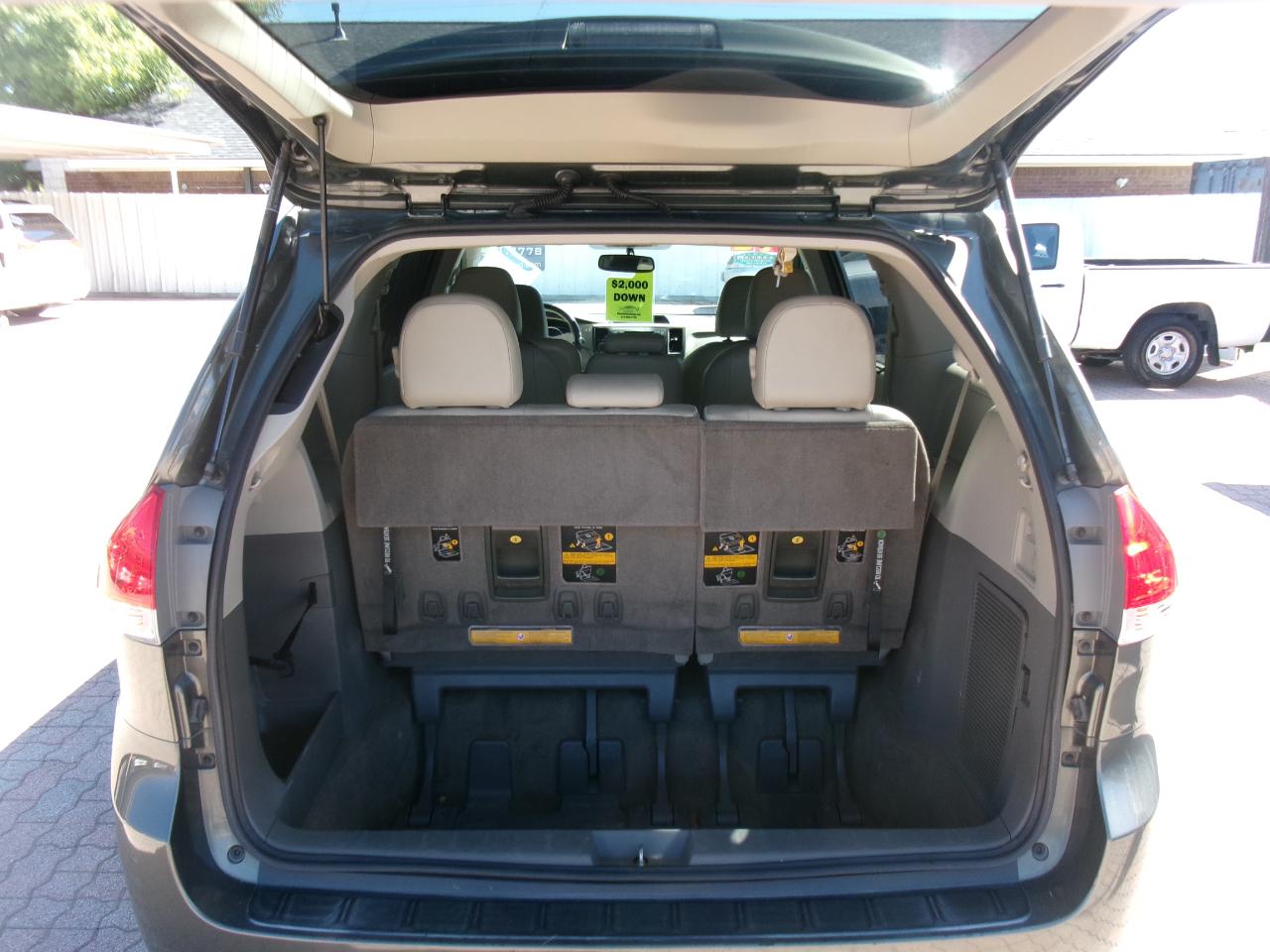 Toyota Sienna XLE FWD 8-Passenger V6 2012