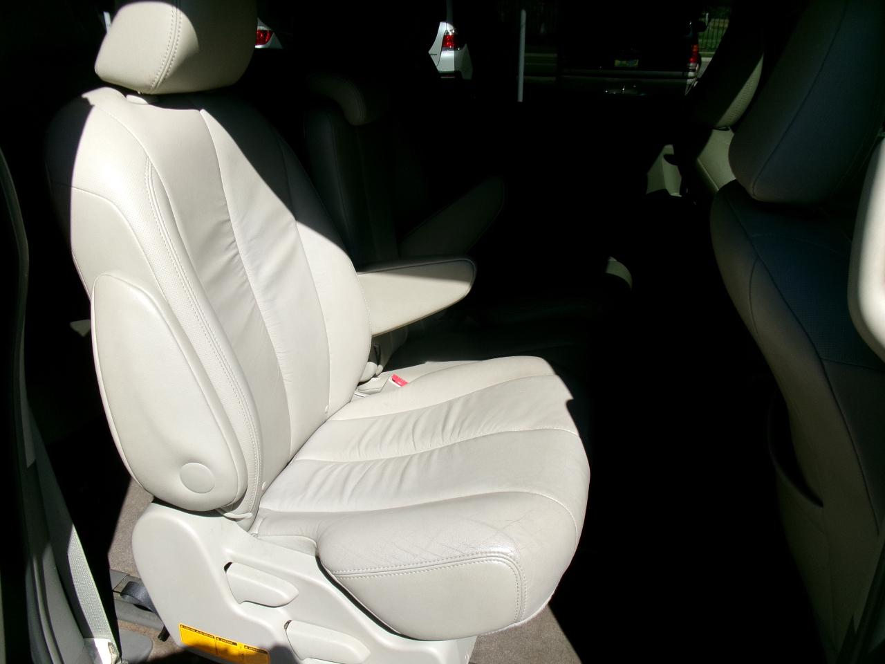 Toyota Sienna XLE FWD 8-Passenger V6 2012