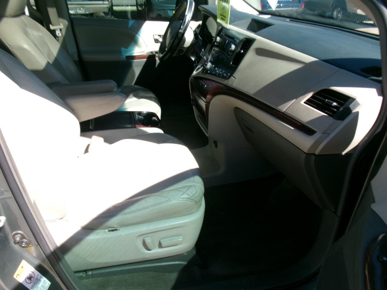 Toyota Sienna XLE FWD 8-Passenger V6 2012