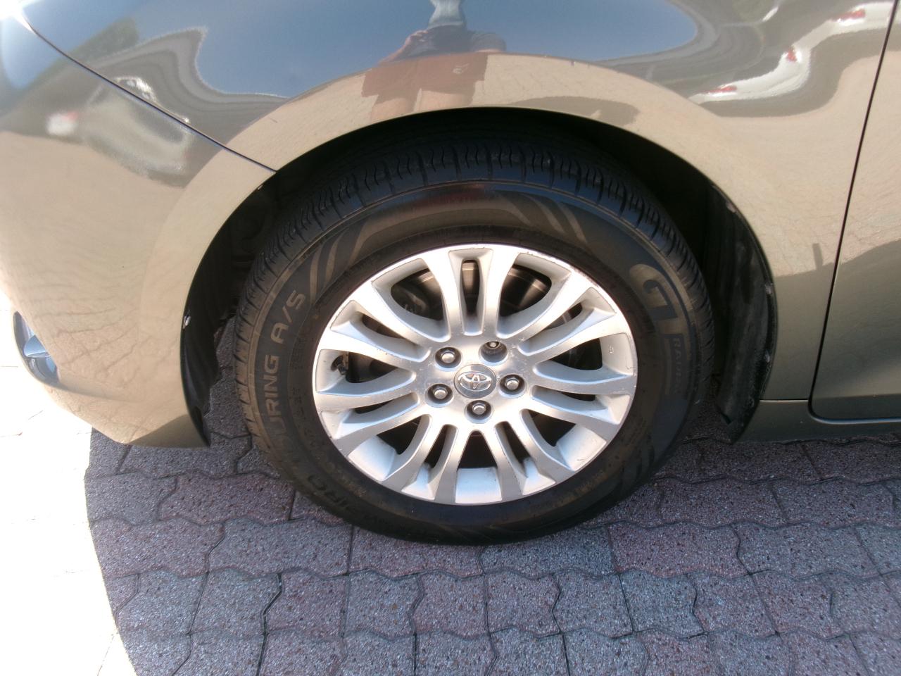 Toyota Sienna XLE FWD 8-Passenger V6 2012