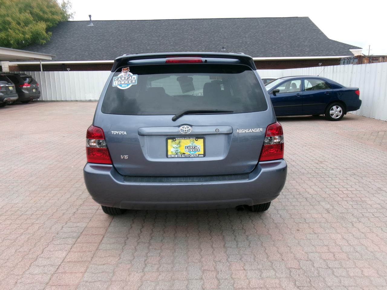 Toyota Highlander V6 2WD with 3rd-Row Seat 2005