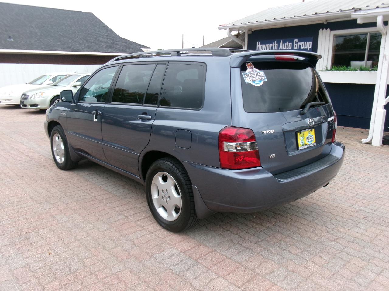 Toyota Highlander V6 2WD with 3rd-Row Seat 2005