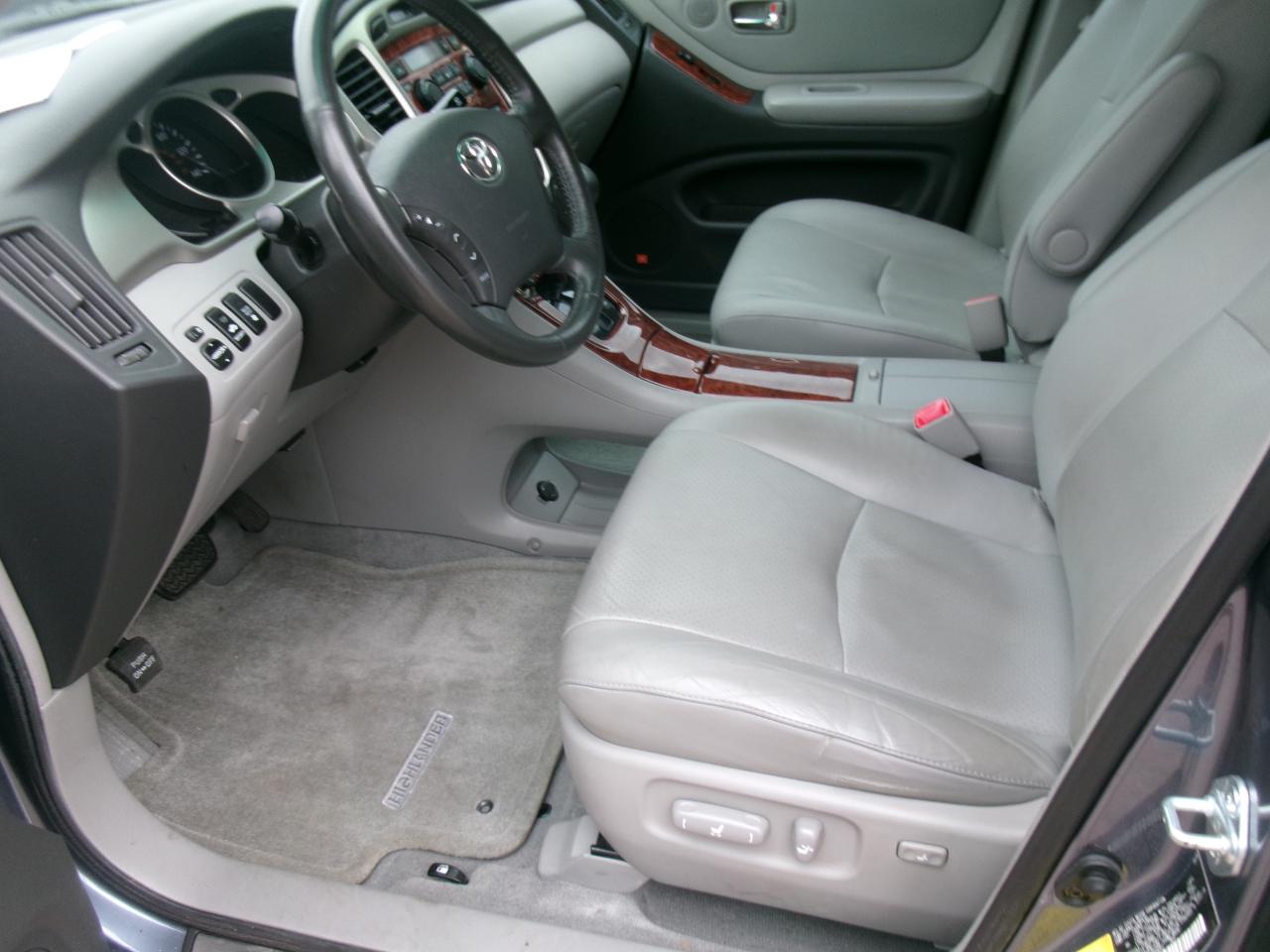 Toyota Highlander V6 2WD with 3rd-Row Seat 2005