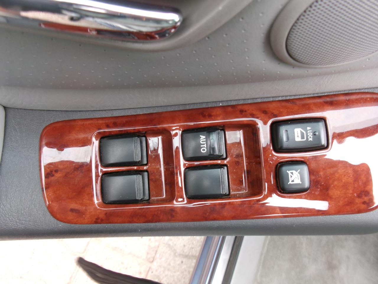 Toyota Highlander V6 2WD with 3rd-Row Seat 2005