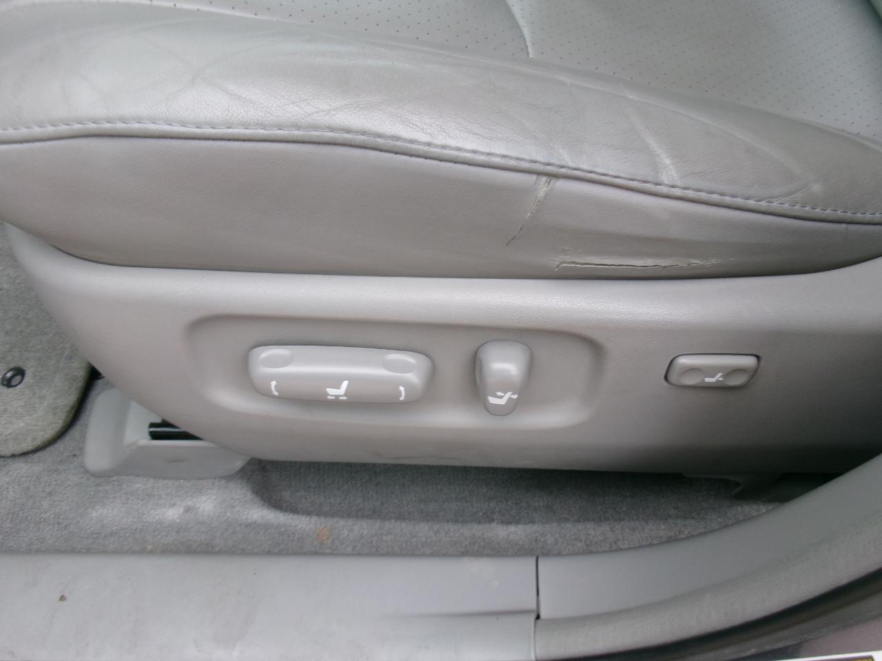 Toyota Highlander V6 2WD with 3rd-Row Seat 2005