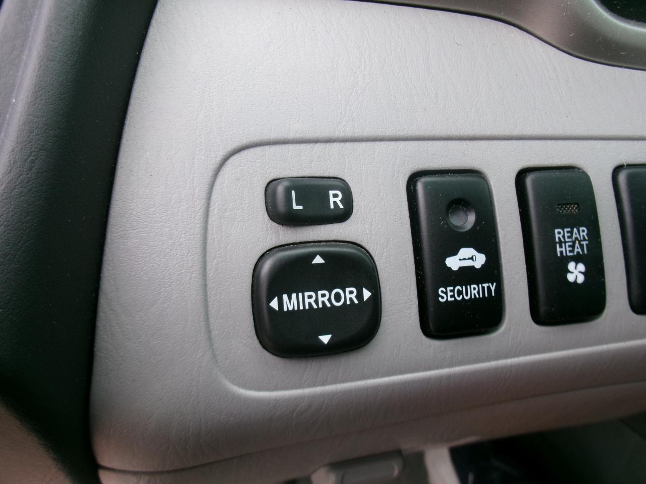 Toyota Highlander V6 2WD with 3rd-Row Seat 2005